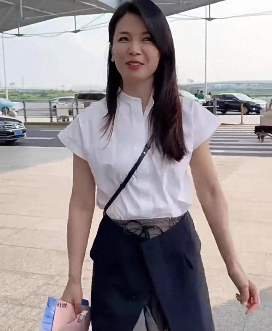 刘涛现身机场被拍,脸黄牙齿白对比强烈,穿着村味但长相端庄大方_皮肤