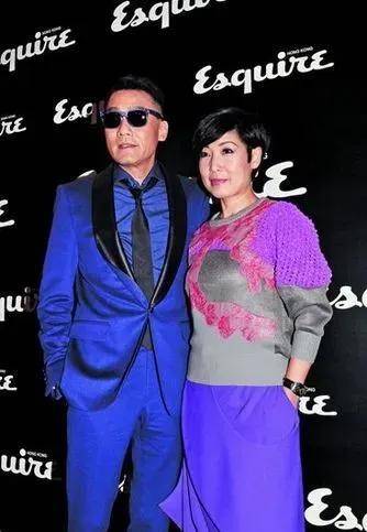 梁家辉黎芷珊比如陈小春,虽然小春出道的时候只是给郑伊健作配,但是多