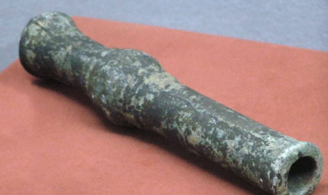 也叫"突火枪",宋代已经出现,最早用竹筒,后来用金属铸造筒子,用来打仗