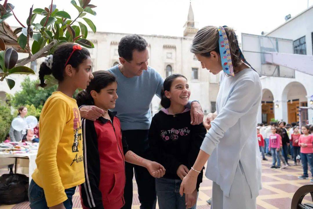 巴沙尔夫妇去孤儿院看望孤儿巴沙尔领导的政府军很难在短时间内