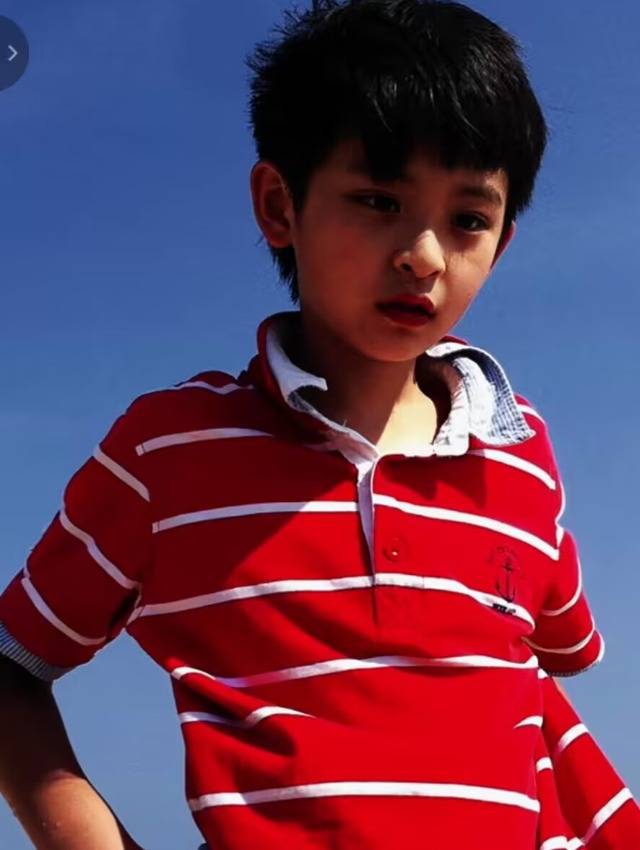 何音晒照为儿子庆生,20岁黄博远大眼帅气像妈妈,与