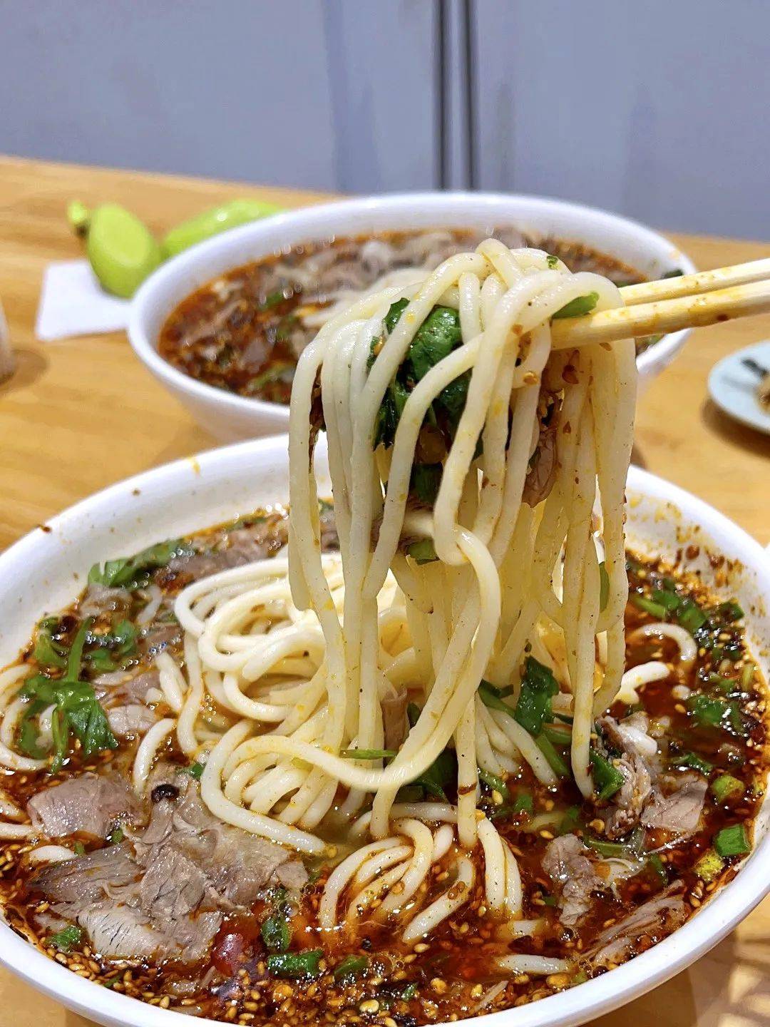 吃在大连-居民区楼下的宝藏小面馆,辣子香浓,饸饹面顺滑劲道~_豆皮_牛