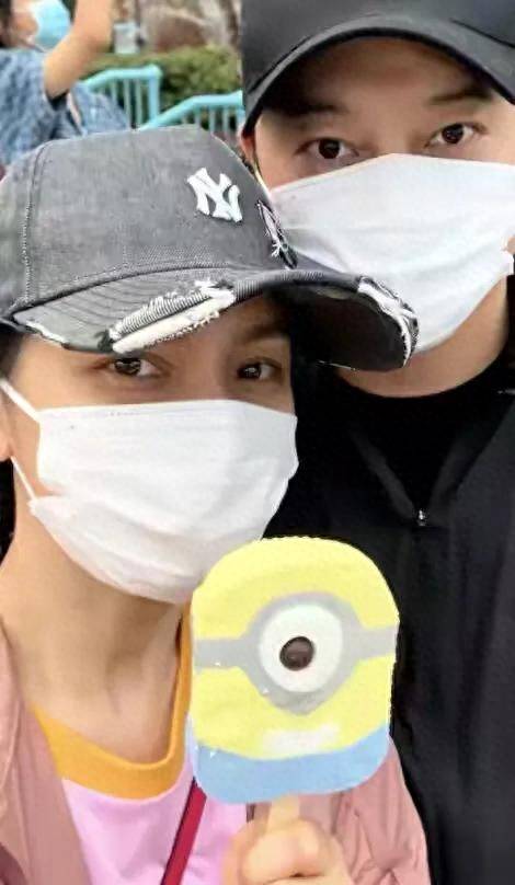 沙溢胡可一家四口出游,安吉小鱼儿上演雪糕吃播,表情超逗_儿子_东西