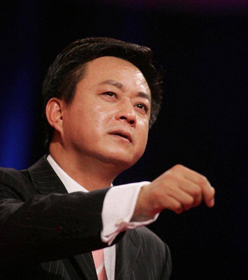 深受爱戴的主持人以沉稳的风度和独特的魅力赢得了无数观众的喜爱.