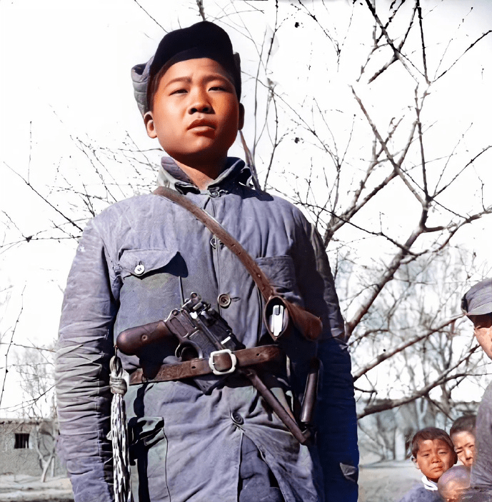 为了保家卫国,还是孩子的他们,离开父母温暖的怀抱走上战场,抛头颅洒