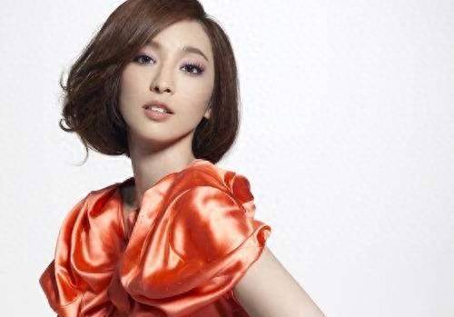 2008年,吴佩慈在飞机上认识了一位马来西亚身价过亿的富商peter.