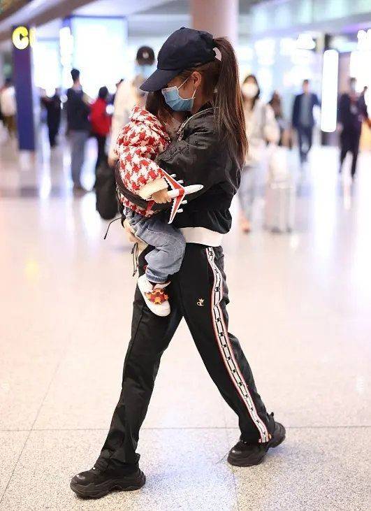 颖儿带3岁女儿现身医院,近况为复出疯狂漂亮,身边不见老公陪伴_付辛博