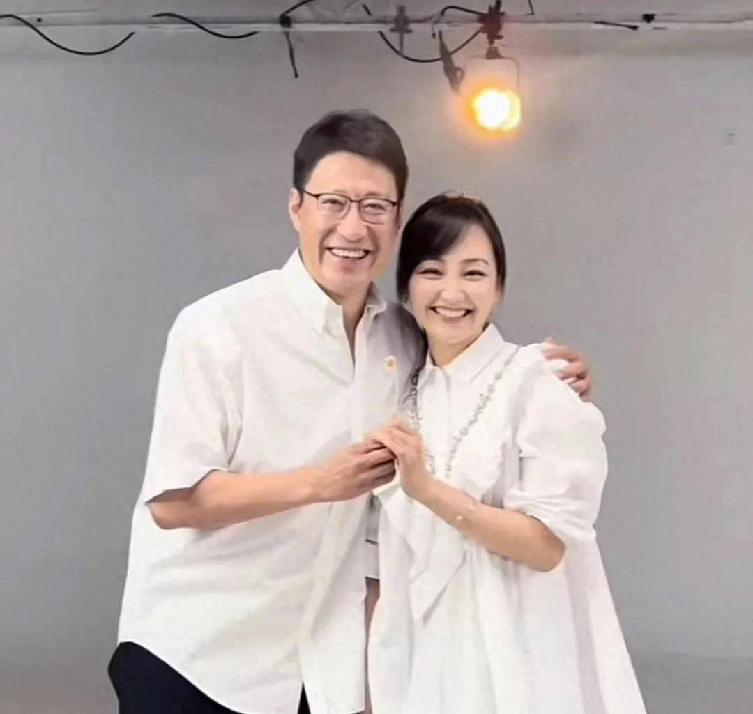 于震带着二婚妻子回家乡,精力旺盛的他在屋顶上跳舞,不停扭动_罗世斌