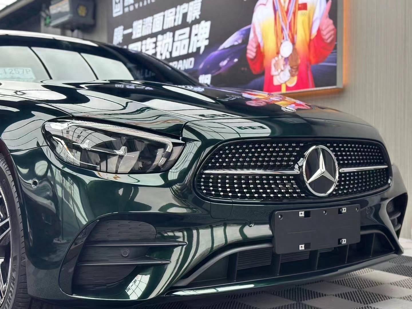 奔驰e260改色膜一姐祖母石绿_黑绿色_颜色_光线