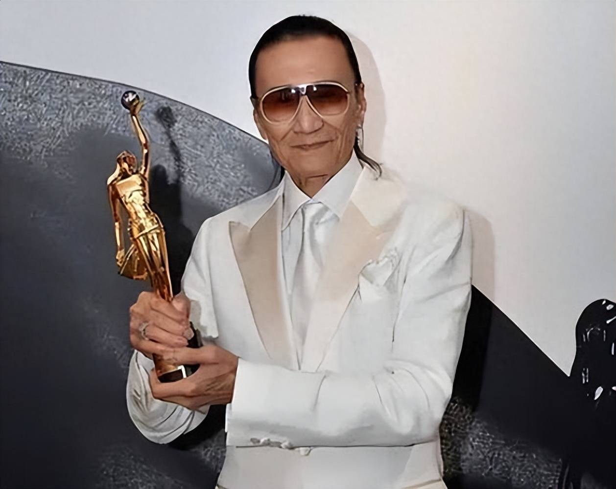 他主演的电视剧都很受大家喜爱,还获得过金像奖,金紫荆奖,终身成就奖