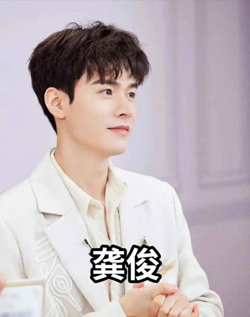 50位男艺人白色西装颜值排名,成毅16,邓为第2,龚俊13谁能登顶_演技