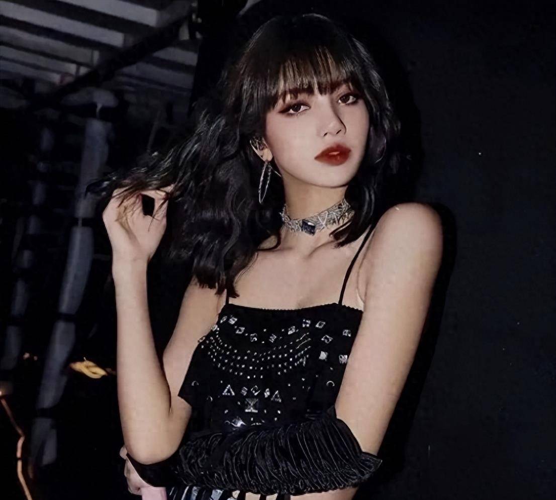 lisa发文疑首次回应"疯马秀",态度嚣张,现场观众晒照反击!