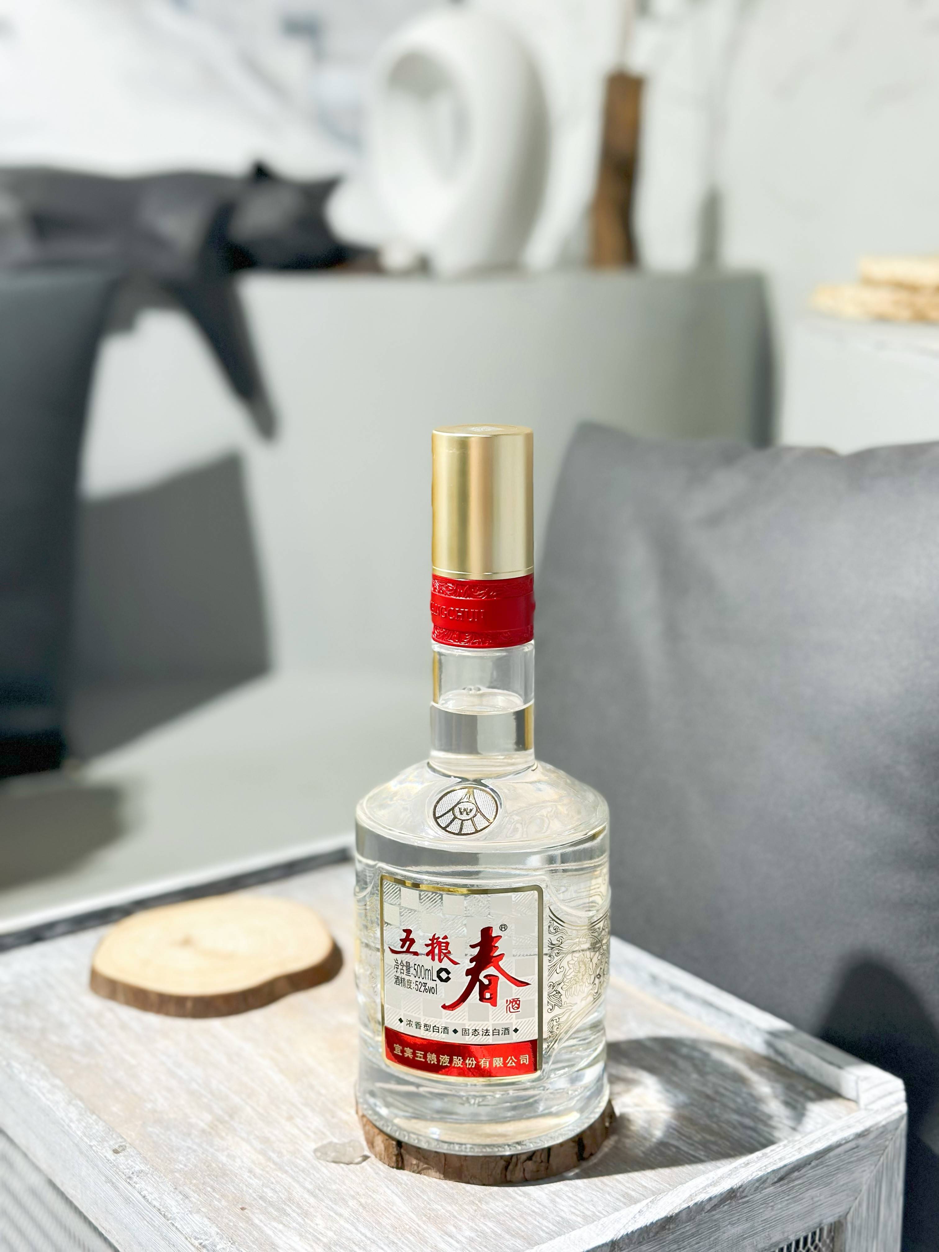 对生活品质有要求的亲友可选择五粮春,五粮特曲,在这两款酒的"加持"下