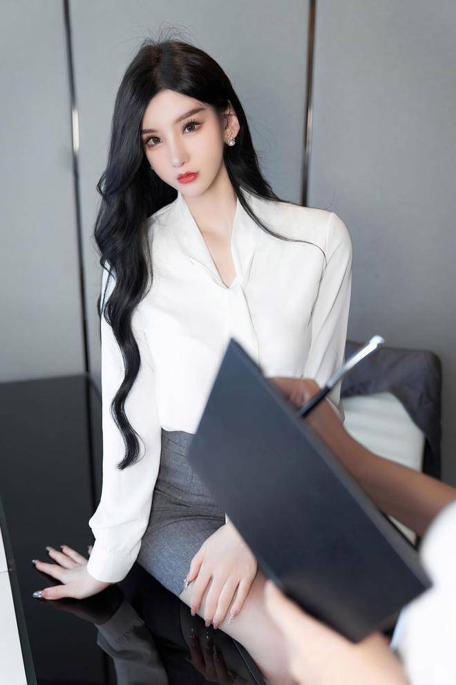 职场女神范儿尽显:杨晨晨白色西装搭高跟鞋,性感裤里丝时尚大方_女性