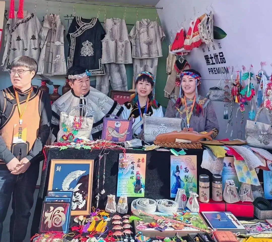 文化背景及鱼皮文创产品的销售价格,还亲自体验了"东珠加工技艺"中的