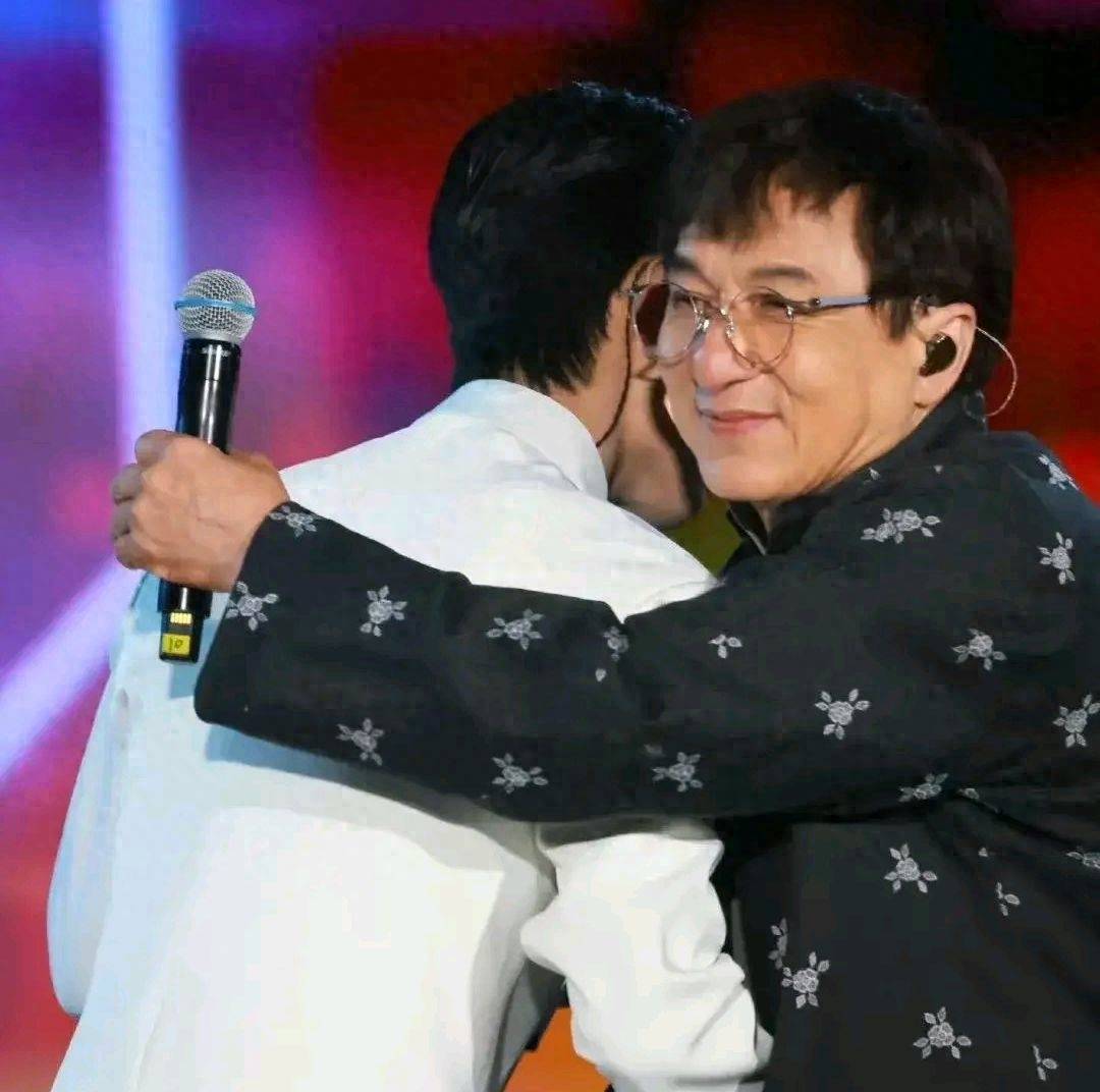 他曾经不止一次被成龙大哥表扬,成龙和任达华这样的圈内前辈,也在多次