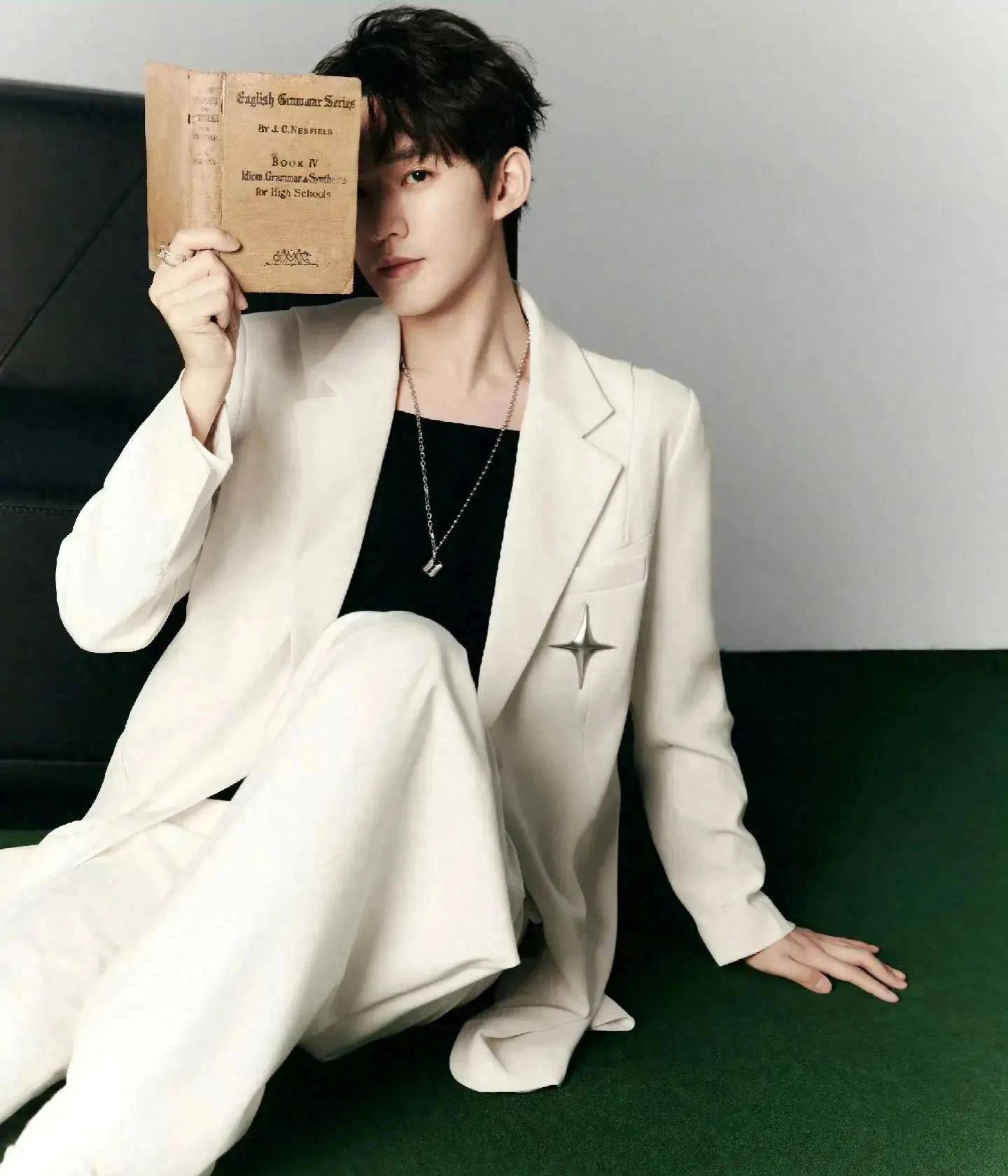 50位男艺人白色西装颜值排名,成毅16,邓为第2,龚俊13谁能登顶