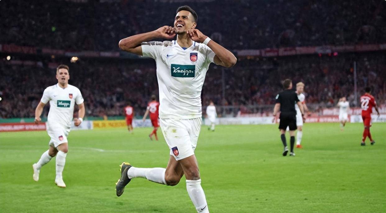 格拉策尔超过1米9的身高优势摆在这了,只要他站在对方禁区内,就会形成