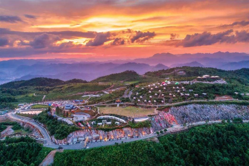 就来芙蓉镇·红石林度假区,赏湘西盛景,赶畅爽金秋_温泉疗_自然_世界