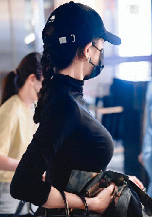 杨幂全黑造型引热议,不秀颜值秀仪态,堪称行走的"教科书"_争论_黑色