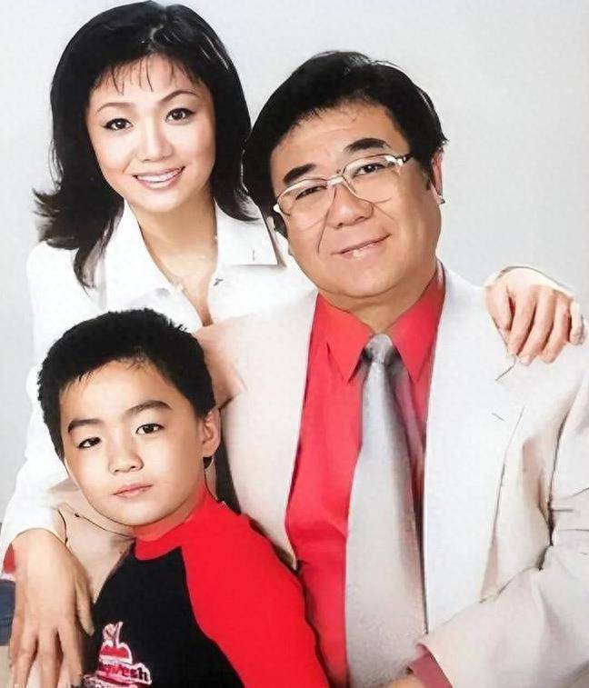 这还是"辣妹子"宋祖英吗,被成龙贴脸挣扎,多年后再露面认不出_罗浩比