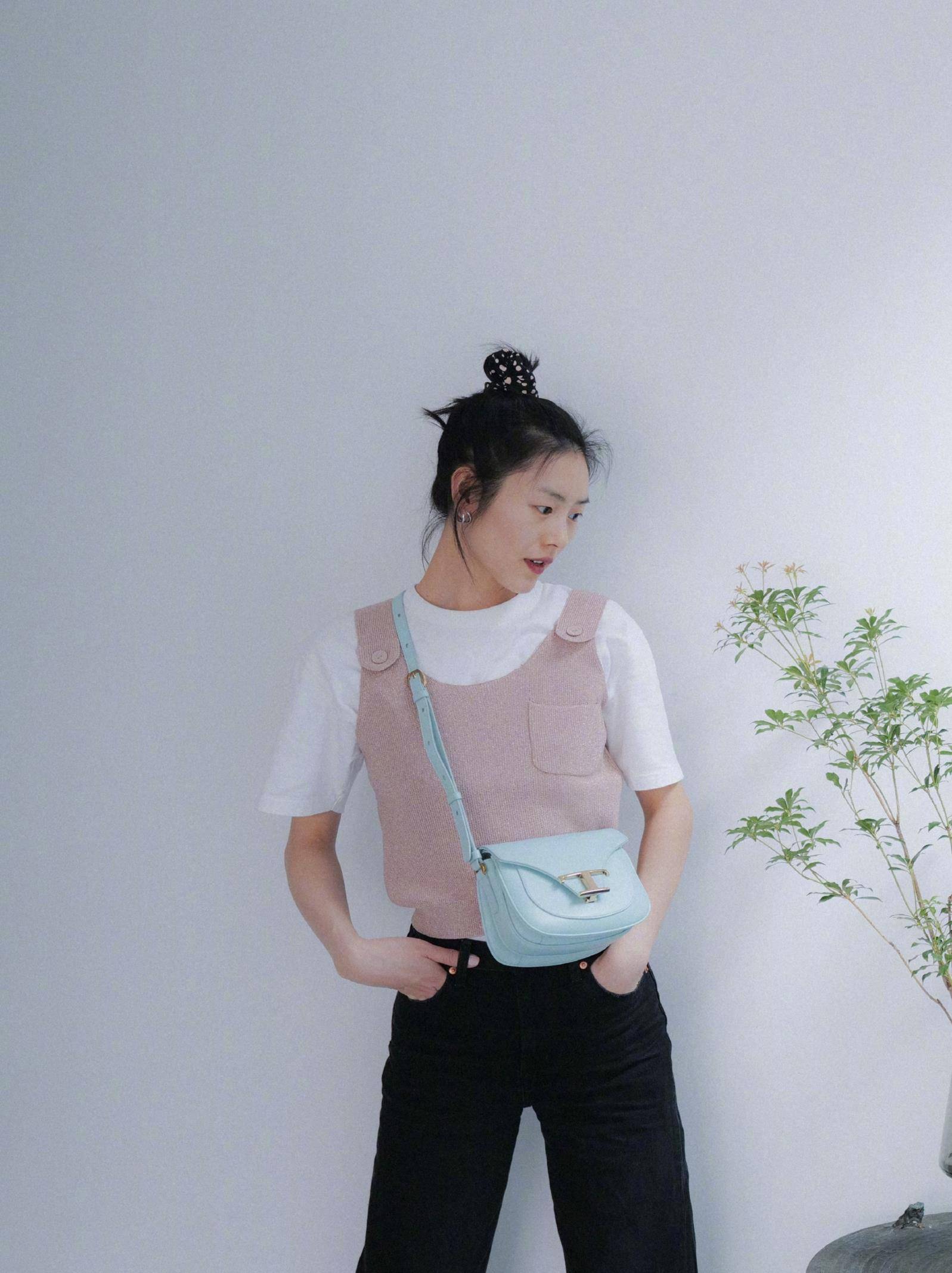 国际超模也想走可爱风,刘雯穿阿童木毛衣,减龄又可爱!