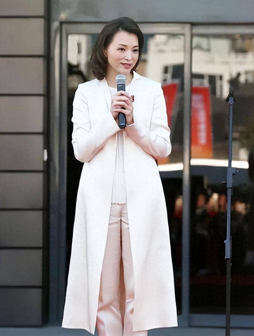 董卿罕穿修身裙走红毯太震撼!