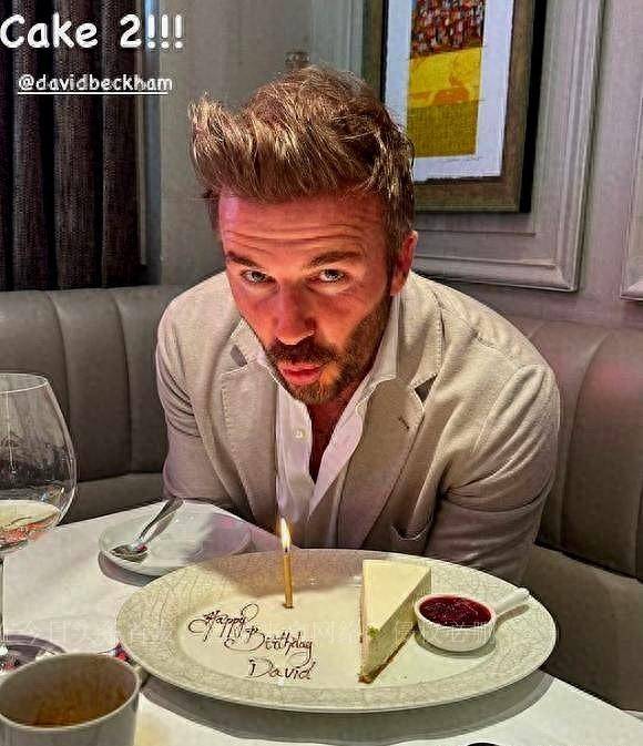 贝克汉姆48岁生日全家聚餐贝嫂罕见穿渔网袜变辣妹,小七胖乎乎