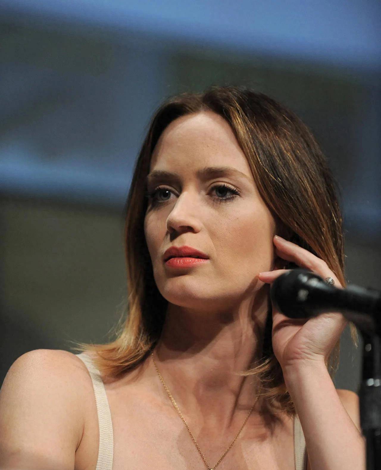 emily blunt (艾米莉·布朗特):光彩照人的天使面孔的艺人魅力_影响力