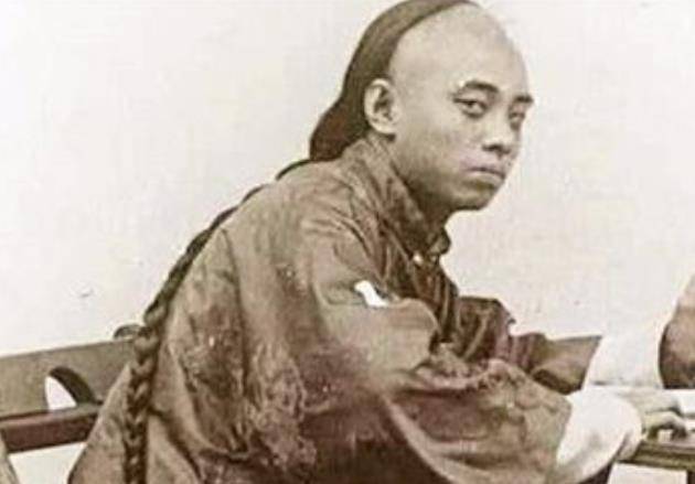 将那些不从的人就地格杀,还全城搜捕那些不是"金钱鼠尾"辫的人,"留发