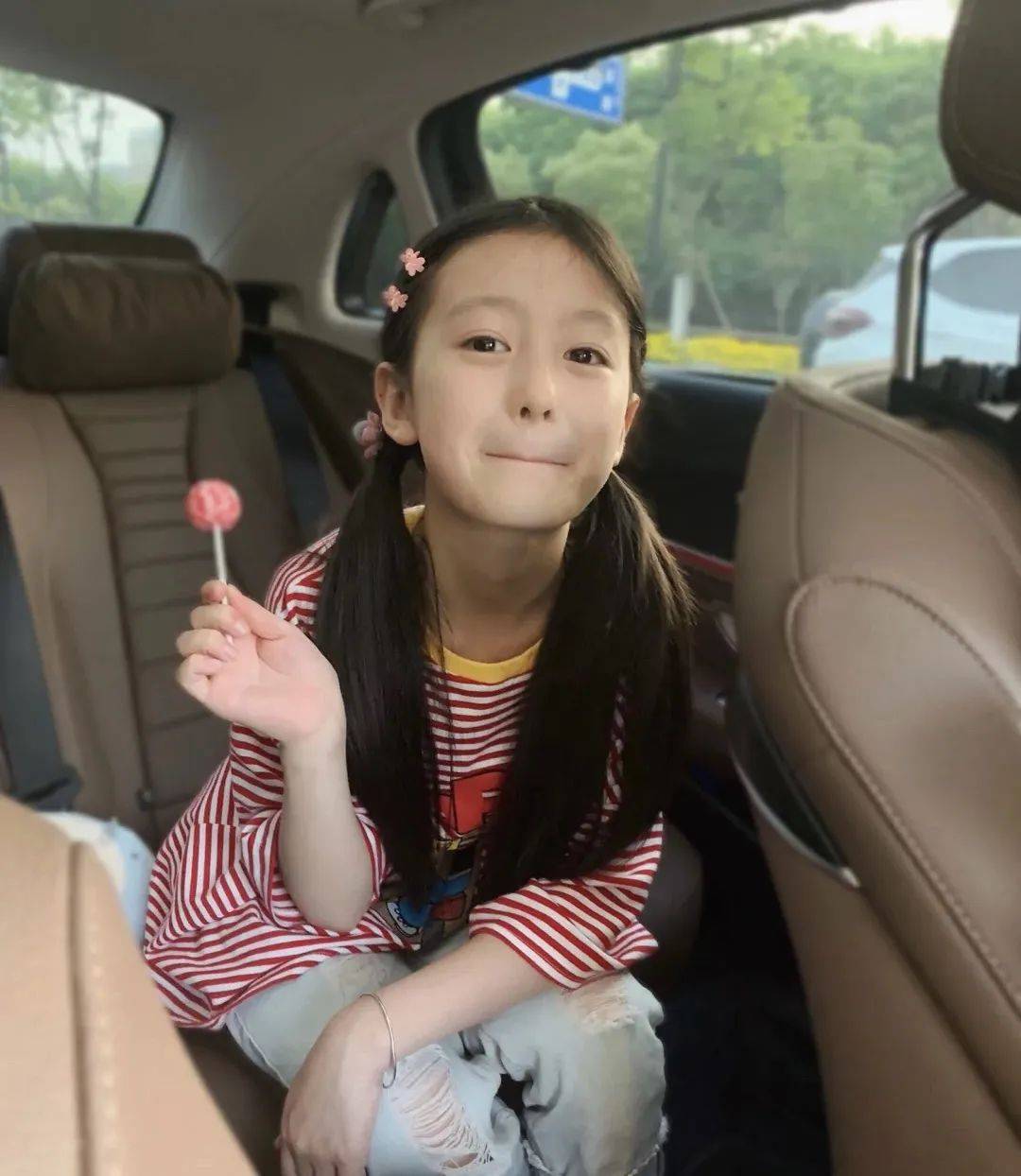 还记得让王一博化身"女儿奴"的那个女孩吗?她长大了!