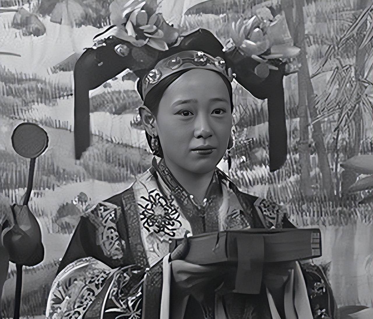 晚清末代皇后婉容与弟媳妇唐石霞及后宫太妃在延禧宫的合影旧照,老