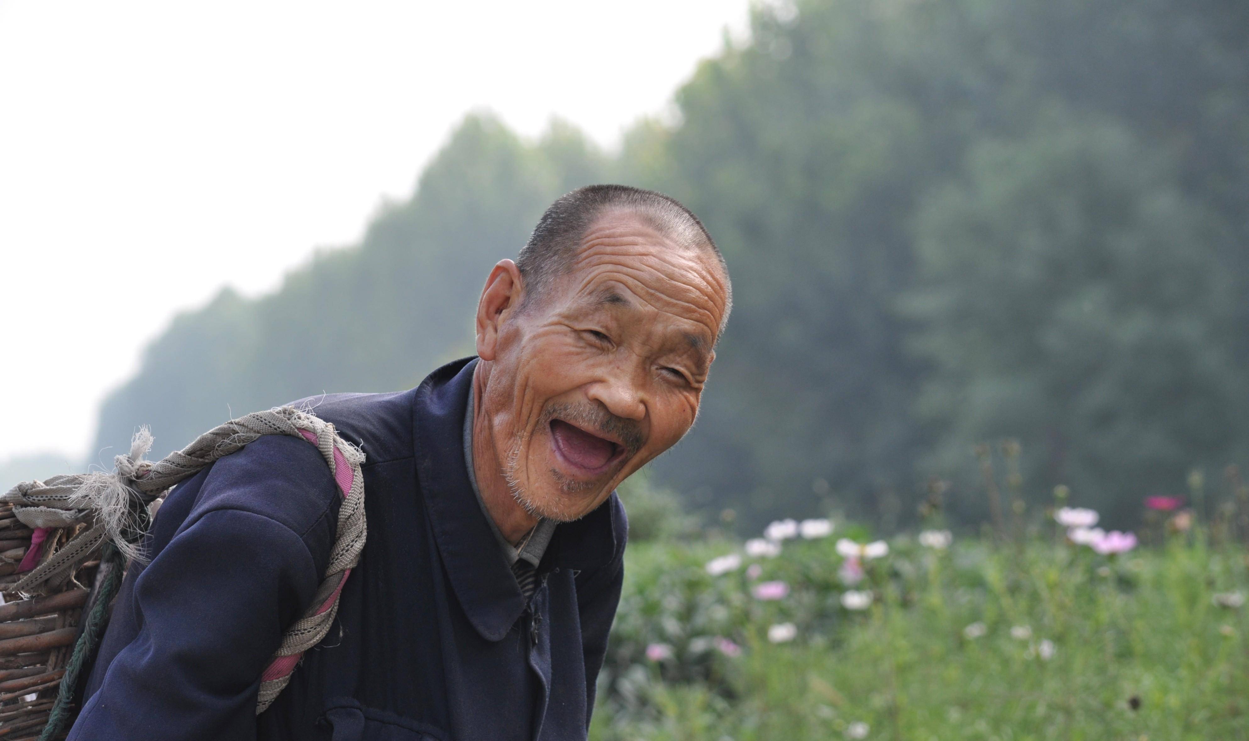 95岁老人精神抖擞,每天大步流星几十里地背一筐宝贝,长寿有秘诀_爷爷