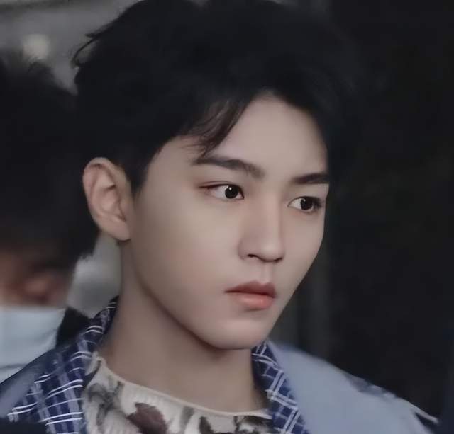 王俊凯:被称为别人挡箭牌,毕业大戏偷瞄校花,电影推出就爆满_易烊