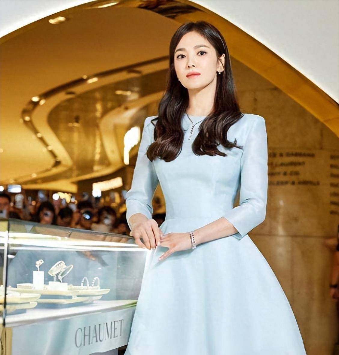 宋慧乔身穿淡蓝色连衣裙,再现20年前的乔妹,五官精致如洋娃娃_活动