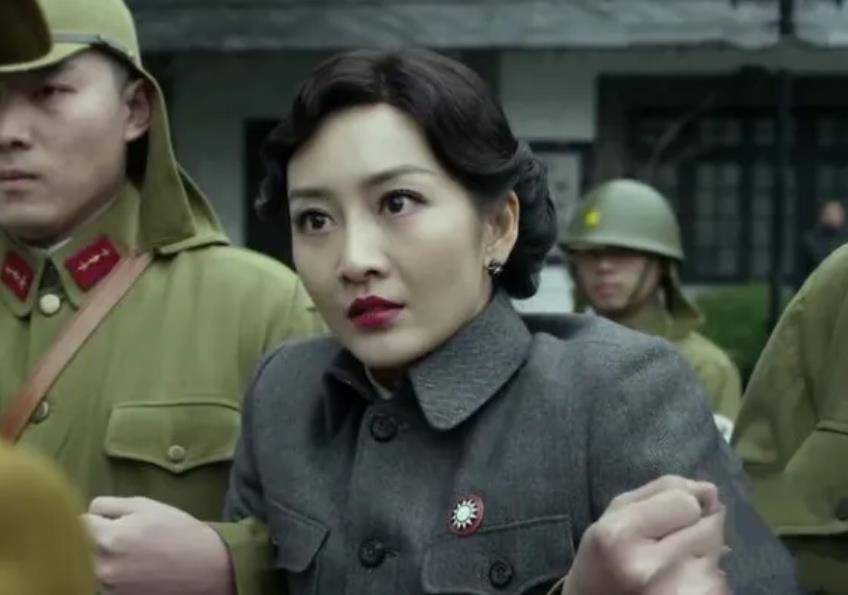 军统美艳女特务丁履贞,用美色诱杀投日叛徒,端水露出破绽被勒死_特工