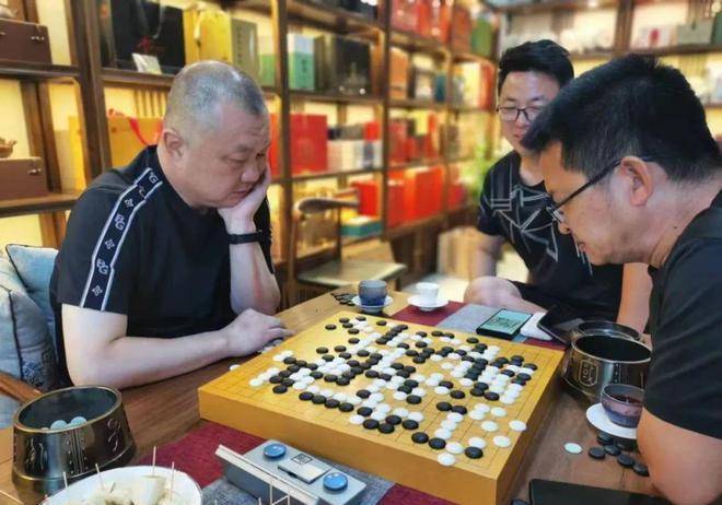 莱州市各界人士届时明波棋院将演绎精彩对弈,本次比赛由明波水产冠名