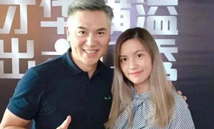 淳于珊珊:娶小4岁的吴楚君,婚后连生四胎,幸福美满