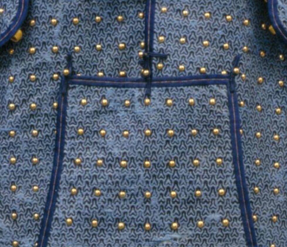 "贴里一层连环铜铁铠"指的应是环环相扣锁子甲,即连环锁子甲,功能相当