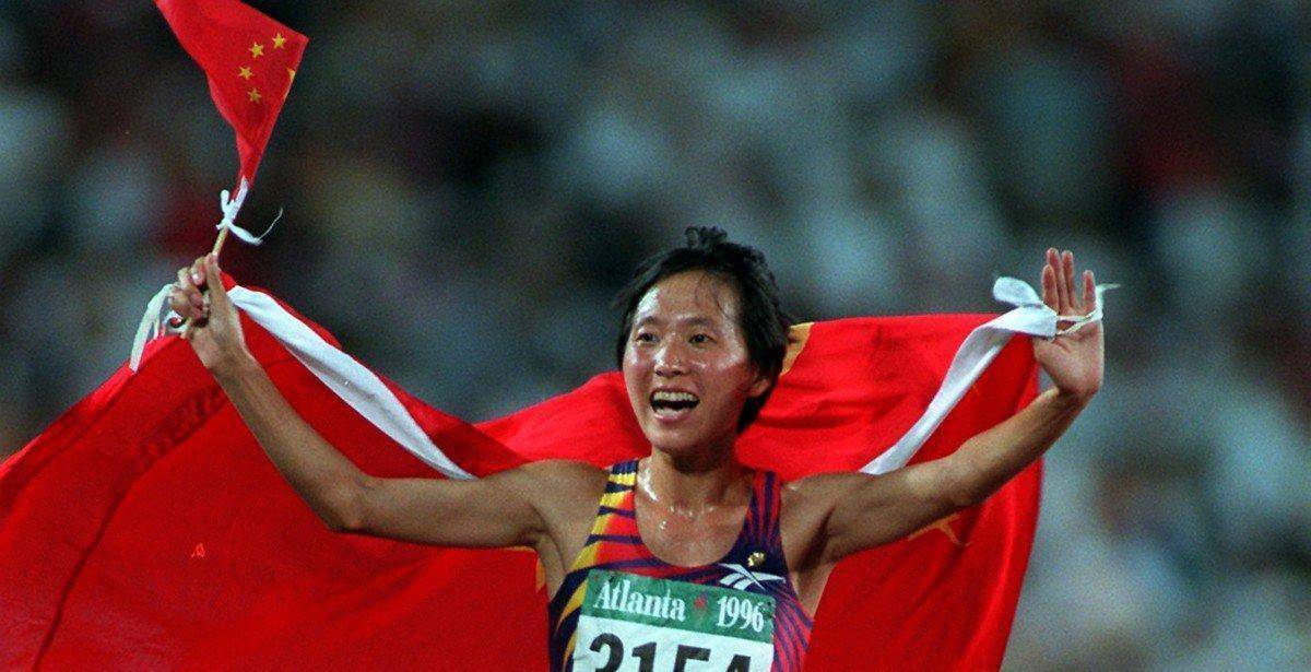 王军霞在孤军奋战的条件下,比赛完第一件事就是找国旗,然后身披国旗绕