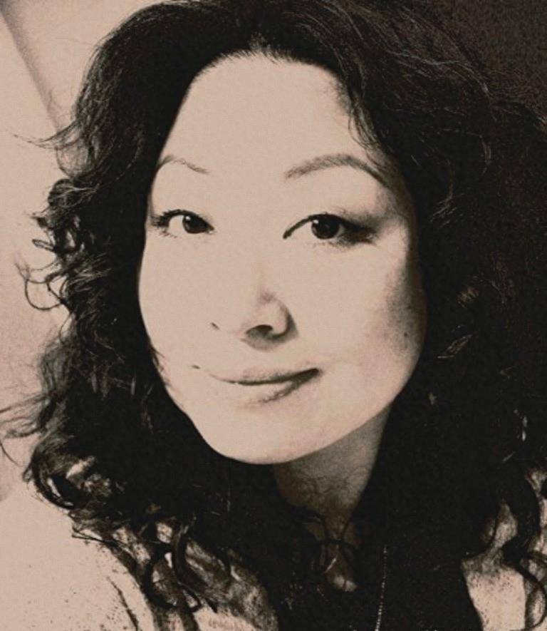张海玲来自贵州,本是话剧演员,曾在广播剧《西施》中为女主角配音并