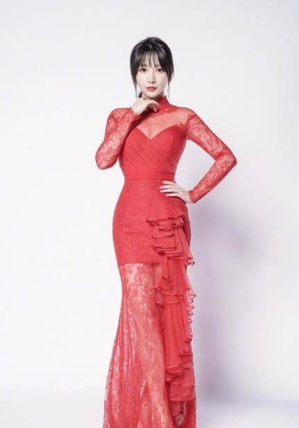 柳岩四十年代最性感的时光,穿红色深v蕾丝连衣裙