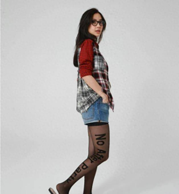 baby彻底改变造型,穿字母图案丝袜搭配牛仔短裤,尽显心灵美!