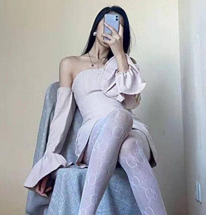 白色网袜搭配粉色连衣裙,古力娜扎变身酷女孩!_时尚_气质_衣服