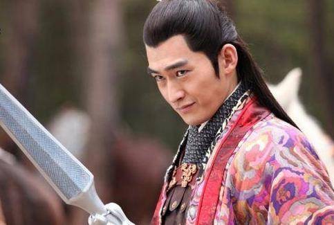 五钩神飞亮银枪——罗成:镔铁打造,枪长丈二,重达二百四十斤,为隋唐