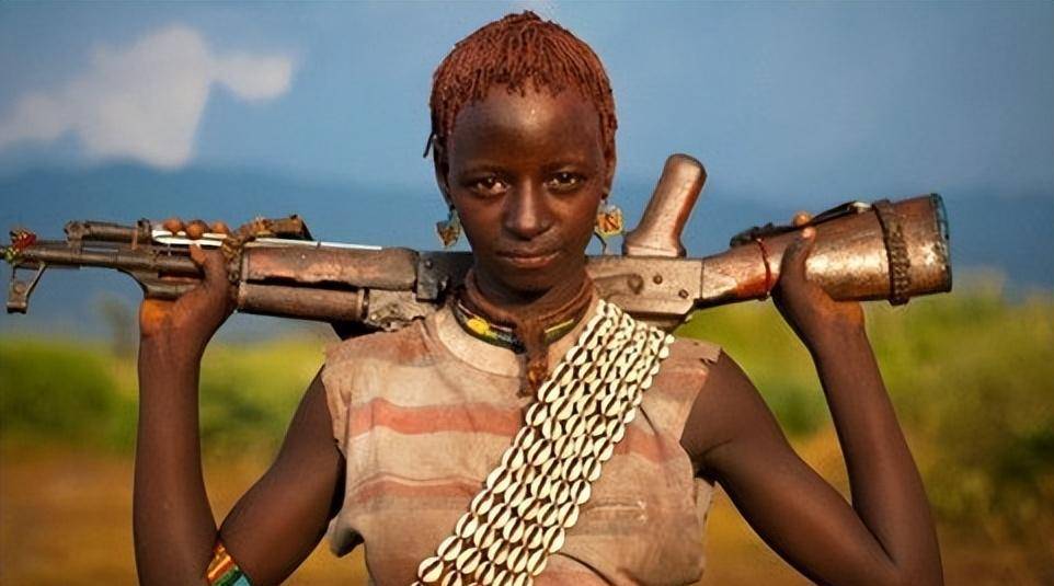 起底非洲原始部落哈马尔:女人为美终生不洗头,以被男性鞭打为荣_河谷