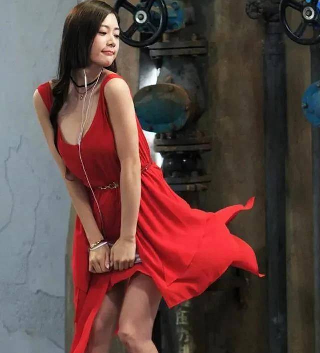 不过女神早已名花有主,2019年,克拉拉宣布和交往一年的圈外男友结婚