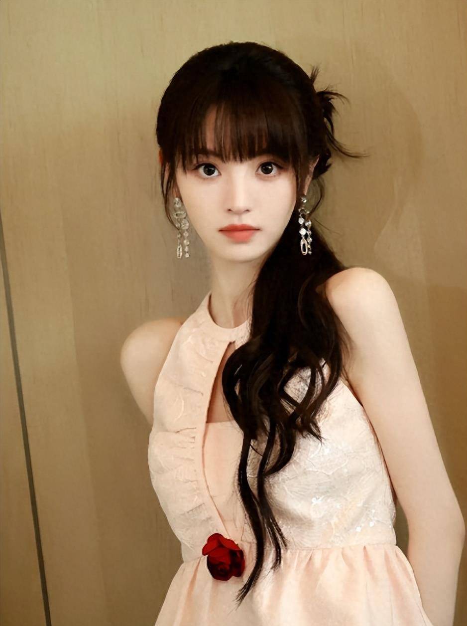 田曦薇再次走红，身穿裸粉色露背搭配短裤，身材比例完美_手机搜狐网
