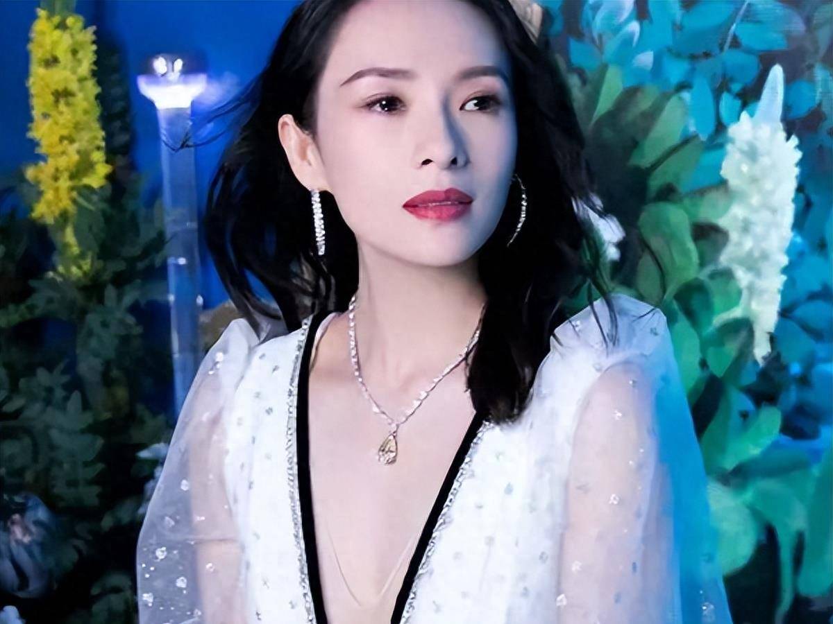 17岁就想结婚的章子怡,36岁才组建家庭,不被看好的婚姻甜蜜至今_汪峰