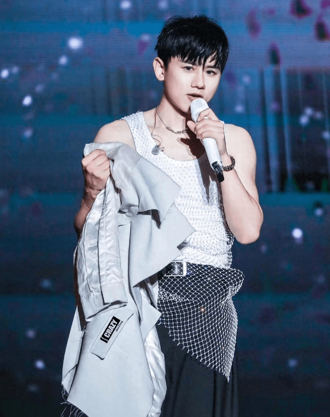 张杰郑州演唱会后路面垃圾遍布引热议,网友:部分粉丝素质待提高_场馆